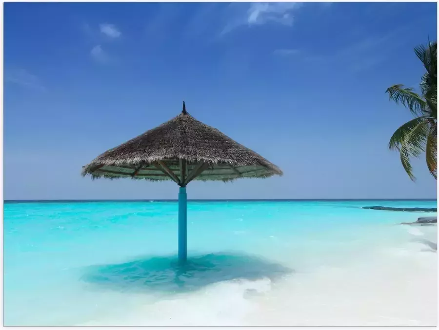 Poster Glanzend – Rieten Parasol op het Strand bij het Blauwe Water 80x60 cm Foto op Posterpapier met Glanzende Afwerking