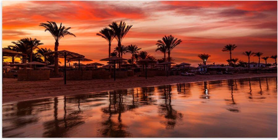 Poster Glanzend – Strand Zee Zonsondergang Parasols Palmbomen 100x50 cm Foto op Posterpapier met Glanzende Afwerking