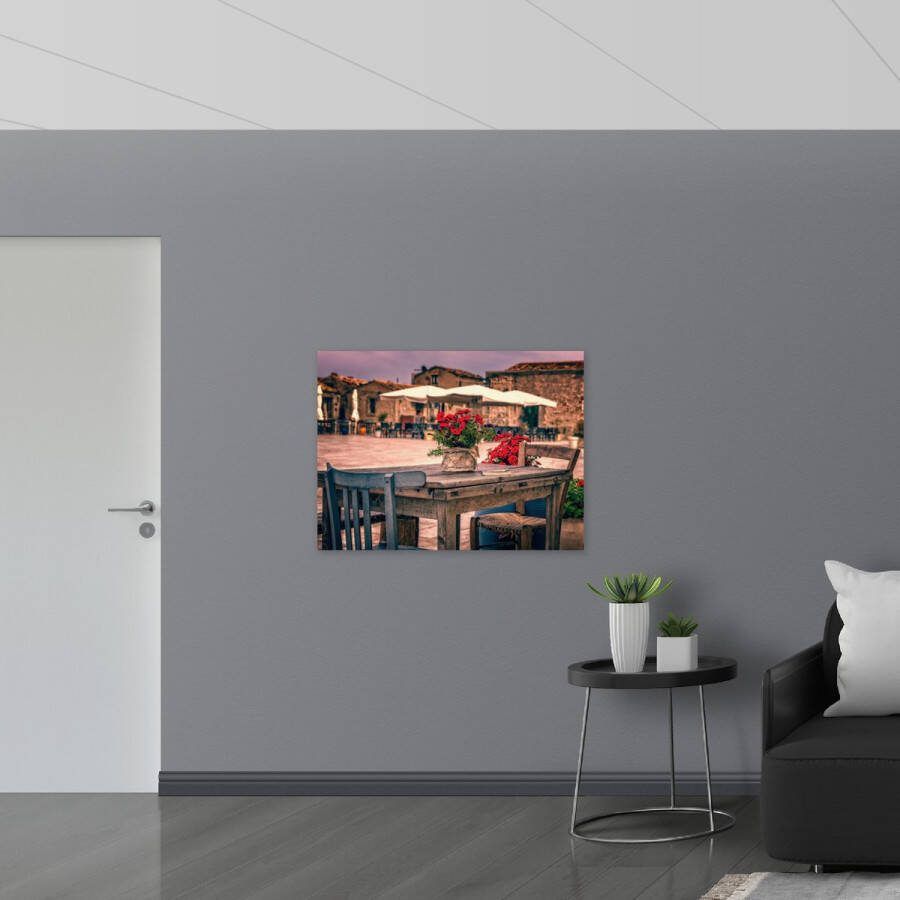 Poster Glanzend – Tafel Pleintje Bloemen Stoelen Parasol Kleuren 100x75 cm Foto op Posterpapier met Glanzende Afwerking