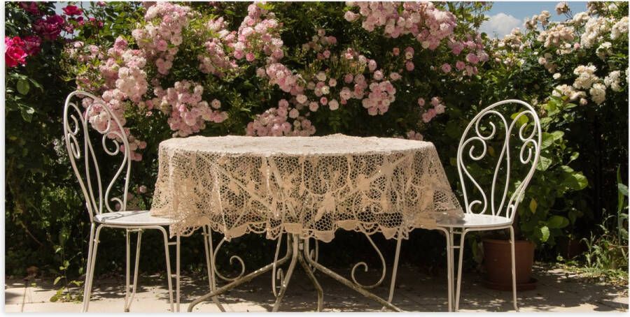 Poster Glanzend – Tafel Stoelen Tafelkleed Bloemen 100x50 cm Foto op Posterpapier met Glanzende Afwerking