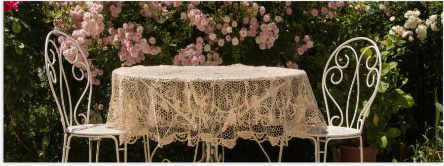 Poster Glanzend – Tafel Stoelen Tafelkleed Bloemen 120x40 cm Foto op Posterpapier met Glanzende Afwerking