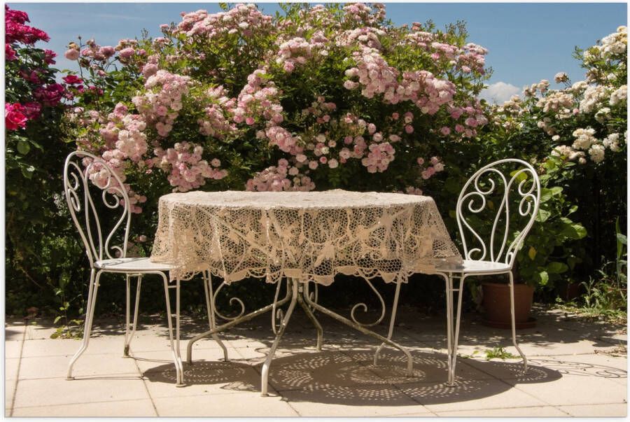Poster Glanzend – Tafel Stoelen Tafelkleed Bloemen 75x50 cm Foto op Posterpapier met Glanzende Afwerking
