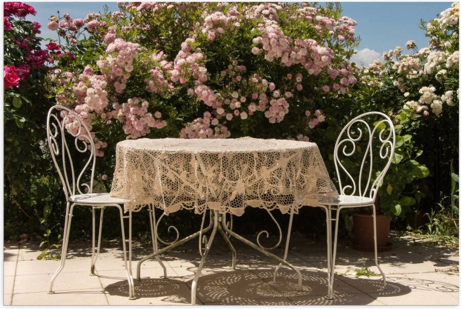 Poster Glanzend – Tafel Stoelen Tafelkleed Bloemen 90x60 cm Foto op Posterpapier met Glanzende Afwerking