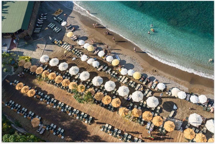 Poster Glanzend – Zee Strand Bedjes Parasols Water Hout Mensen 150x100 cm Foto op Posterpapier met Glanzende Afwerking