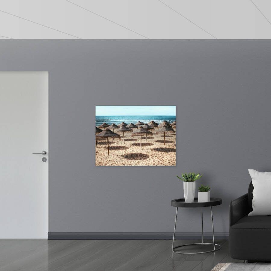 Poster Glanzend – Zee Strand Zand Parasols 100x75 cm Foto op Posterpapier met Glanzende Afwerking