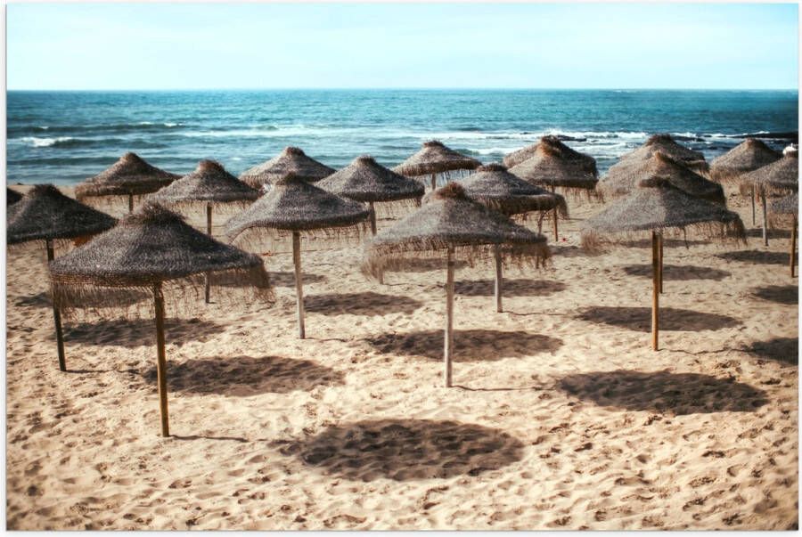 Poster Glanzend – Zee Strand Zand Parasols 120x80 cm Foto op Posterpapier met Glanzende Afwerking