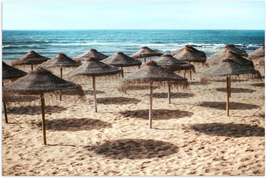 Poster Glanzend – Zee Strand Zand Parasols 75x50 cm Foto op Posterpapier met Glanzende Afwerking