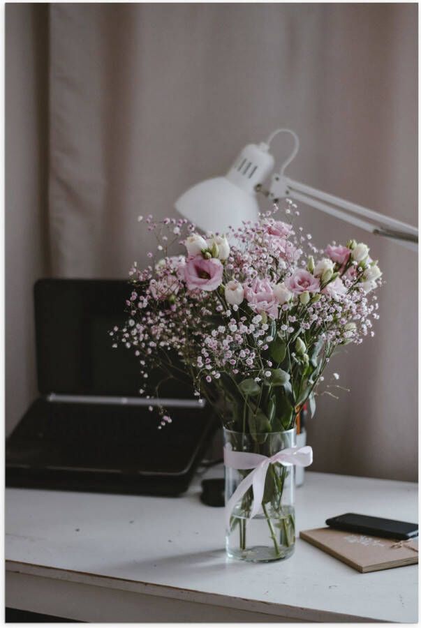 Poster (Mat) Bloemen Boeket Water Strik Lamp Telefoon Bureau Laptop 100x150 cm Foto op Posterpapier met een Matte look