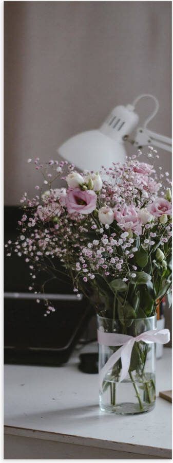Poster (Mat) Bloemen Boeket Water Strik Lamp Telefoon Bureau Laptop 40x120 cm Foto op Posterpapier met een Matte look