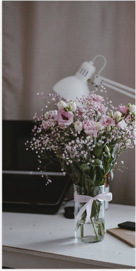 Poster (Mat) Bloemen Boeket Water Strik Lamp Telefoon Bureau Laptop 50x100 cm Foto op Posterpapier met een Matte look
