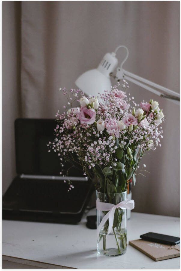 Poster (Mat) Bloemen Boeket Water Strik Lamp Telefoon Bureau Laptop 50x75 cm Foto op Posterpapier met een Matte look
