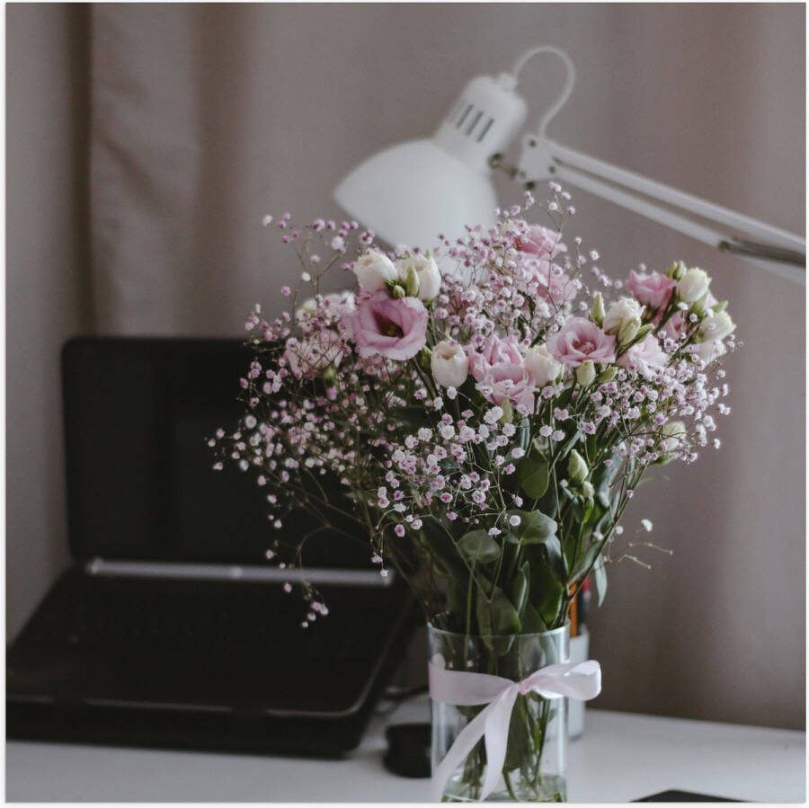 Poster (Mat) Bloemen Boeket Water Strik Lamp Telefoon Bureau Laptop 80x80 cm Foto op Posterpapier met een Matte look