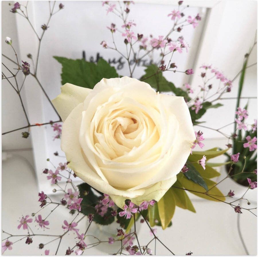 Poster (Mat) Bloemen Roos Bladeren Bureau Boeket Vaas 50x50 cm Foto op Posterpapier met een Matte look