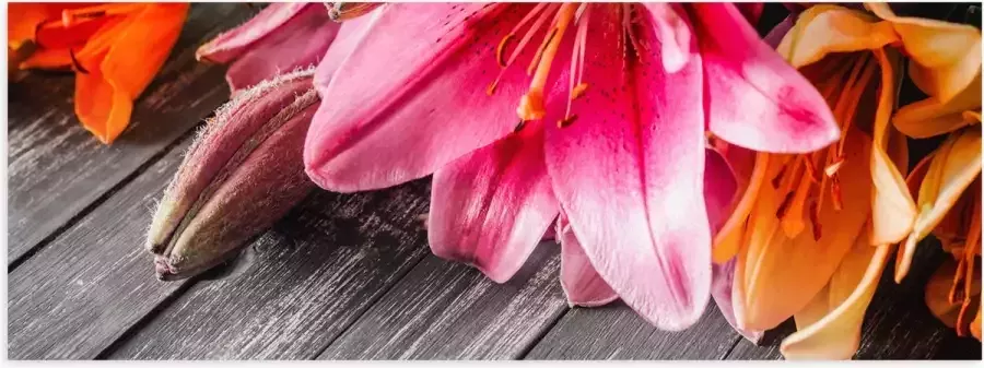 Poster (Mat) Boeket van Verschillende Bloemen Liggend op Houten Tafel 60x20 cm Foto op Posterpapier met een Matte look