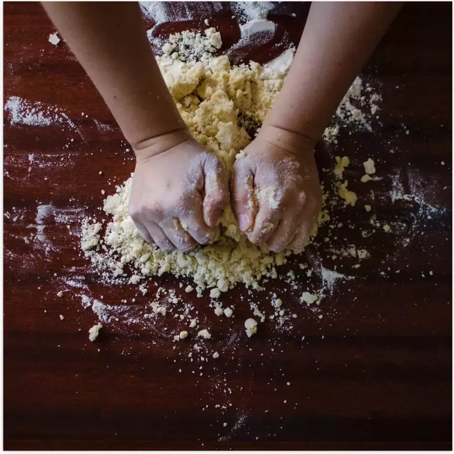 Poster (Mat) Deegkneden op Houten Tafel 50x50 cm Foto op Posterpapier met een Matte look