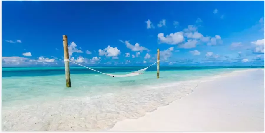 Poster (Mat) Hangmat boven Aankomende Golven op Wit Tropisch Strand 100x50 cm Foto op Posterpapier met een Matte look