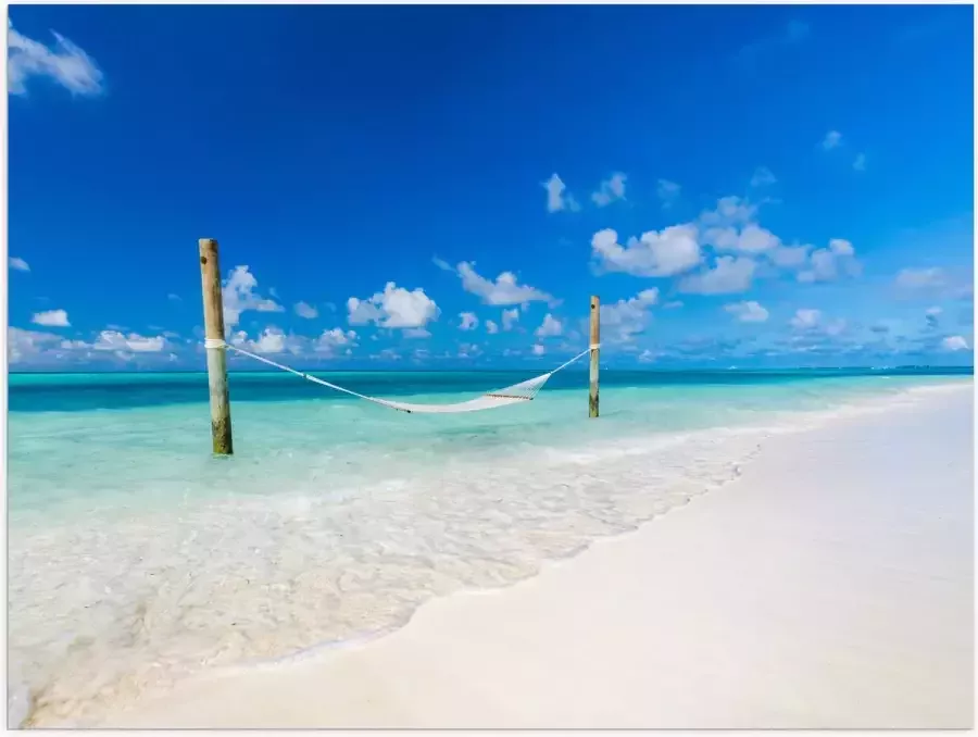 Poster (Mat) Hangmat boven Aankomende Golven op Wit Tropisch Strand 100x75 cm Foto op Posterpapier met een Matte look
