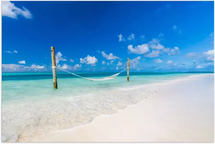 Poster (Mat) Hangmat boven Aankomende Golven op Wit Tropisch Strand 60x40 cm Foto op Posterpapier met een Matte look