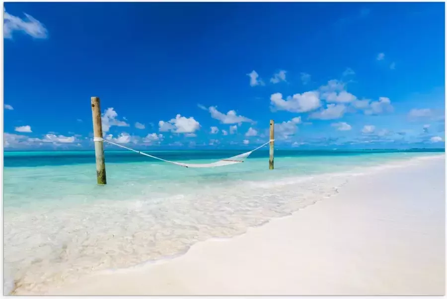 Poster (Mat) Hangmat boven Aankomende Golven op Wit Tropisch Strand 75x50 cm Foto op Posterpapier met een Matte look