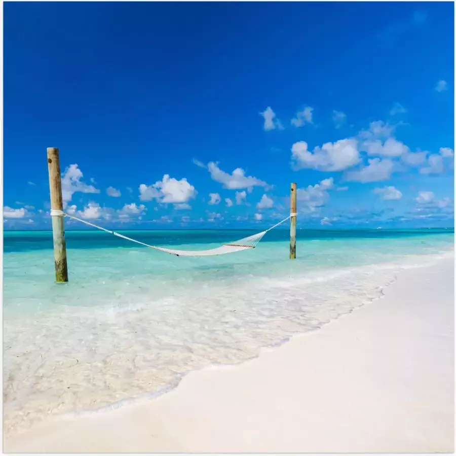 Poster (Mat) Hangmat boven Aankomende Golven op Wit Tropisch Strand 80x80 cm Foto op Posterpapier met een Matte look