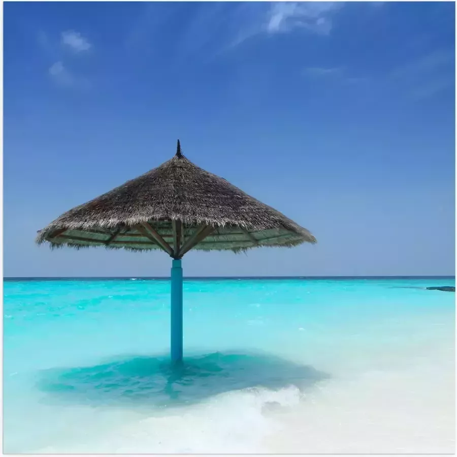 Poster (Mat) Rieten Parasol op het Strand bij het Blauwe Water 50x50 cm Foto op Posterpapier met een Matte look