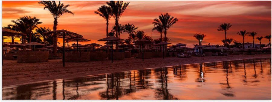 Poster (Mat) Strand Zee Zonsondergang Parasols Palmbomen 90x30 cm Foto op Posterpapier met een Matte look