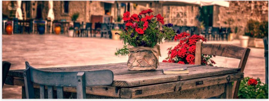 Poster (Mat) Tafel Pleintje Bloemen Stoelen Parasol Kleuren 90x30 cm Foto op Posterpapier met een Matte look