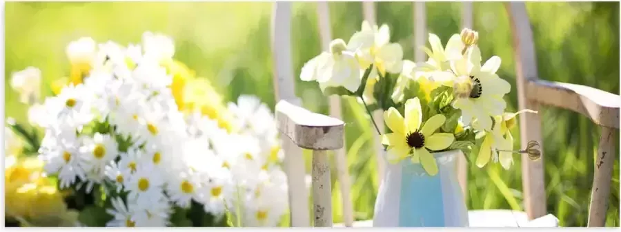 Poster (Mat) Zakje Bloemen op Witte Traditionele Stoel langs Ton met Bloemen 90x30 cm Foto op Posterpapier met een Matte look