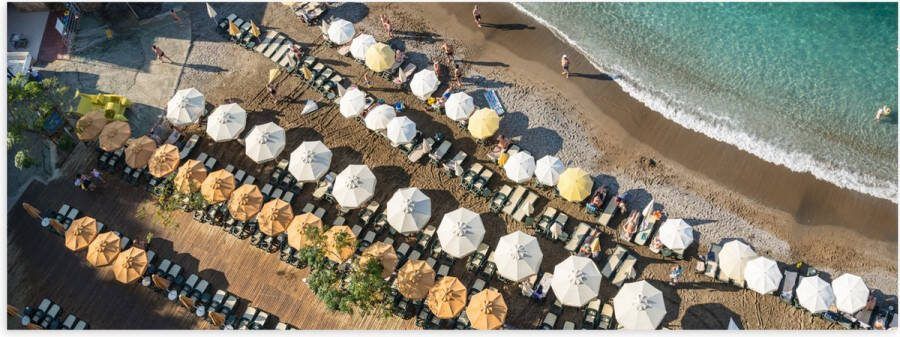 Poster (Mat) Zee Strand Bedjes Parasols Water Hout Mensen 120x40 cm Foto op Posterpapier met een Matte look