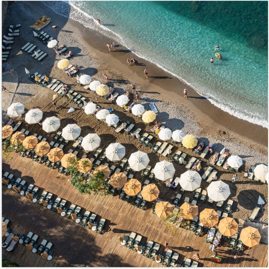 Poster (Mat) Zee Strand Bedjes Parasols Water Hout Mensen 50x50 cm Foto op Posterpapier met een Matte look
