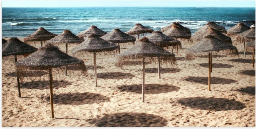 Poster (Mat) Zee Strand Zand Parasols 100x50 cm Foto op Posterpapier met een Matte look