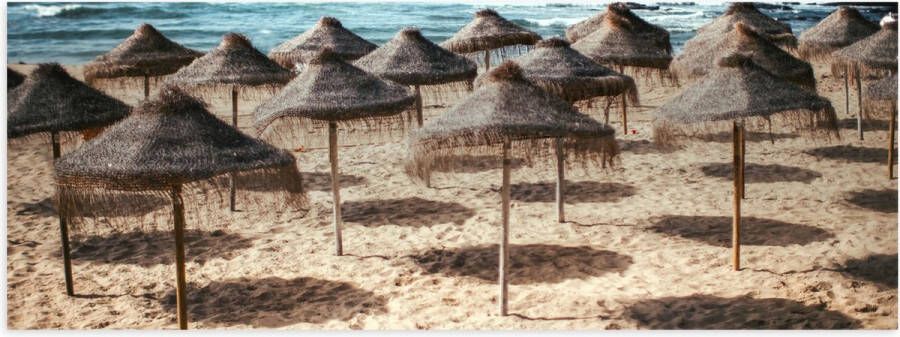 Poster (Mat) Zee Strand Zand Parasols 60x20 cm Foto op Posterpapier met een Matte look