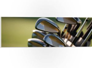 PVC Schuimplaat Golf Clubs in Trolley op Golfbaan 60x20 cm Foto op PVC Schuimplaat (Met Ophangsysteem)