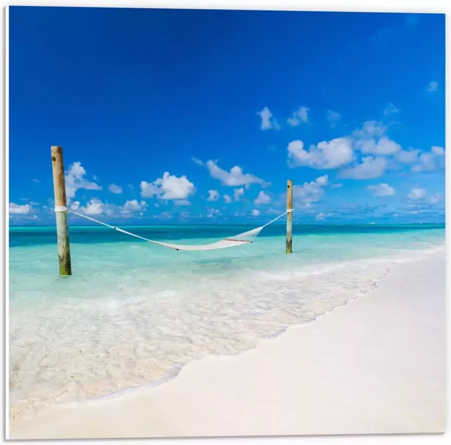 PVC Schuimplaat- Hangmat boven Aankomende Golven op Wit Tropisch Strand 50x50 cm Foto op PVC Schuimplaat