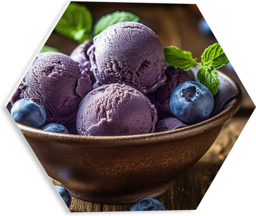 PVC Schuimplaat Hexagon Ijs Bolletjes Bosbessen Fruit Blauw Paars Bakje Tafel Hout 30x26.1 cm Foto op Hexagon (Met Ophangsysteem)