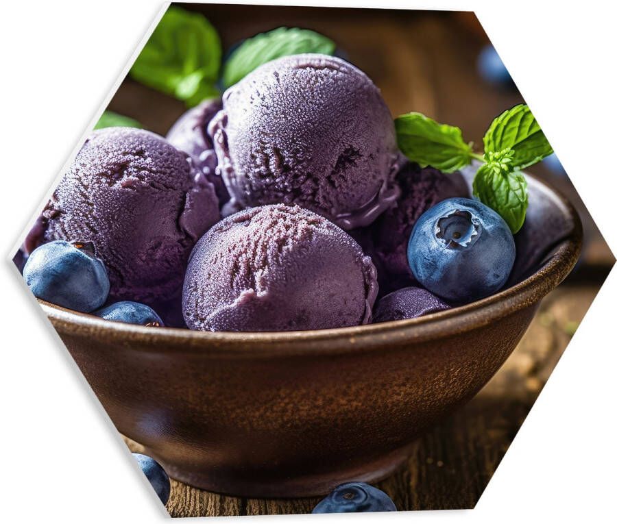 PVC Schuimplaat Hexagon Ijs Bolletjes Bosbessen Fruit Blauw Paars Bakje Tafel Hout 40x34.8 cm Foto op Hexagon (Met Ophangsysteem)