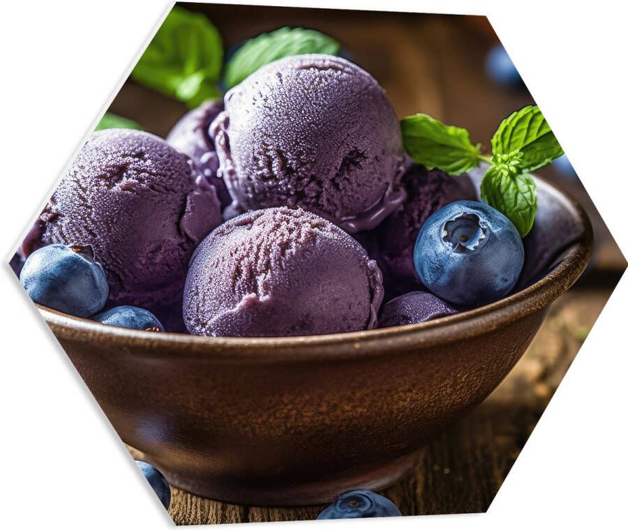 PVC Schuimplaat Hexagon Ijs Bolletjes Bosbessen Fruit Blauw Paars Bakje Tafel Hout 60x52.2 cm Foto op Hexagon (Met Ophangsysteem)
