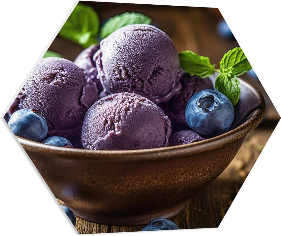 PVC Schuimplaat Hexagon Ijs Bolletjes Bosbessen Fruit Blauw Paars Bakje Tafel Hout 70x60.9 cm Foto op Hexagon (Met Ophangsysteem)
