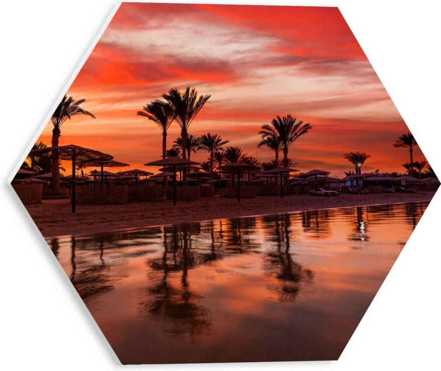 PVC Schuimplaat Hexagon Strand Zee Zonsondergang Parasols Palmbomen 30x26.1 cm Foto op Hexagon (Met Ophangsysteem)