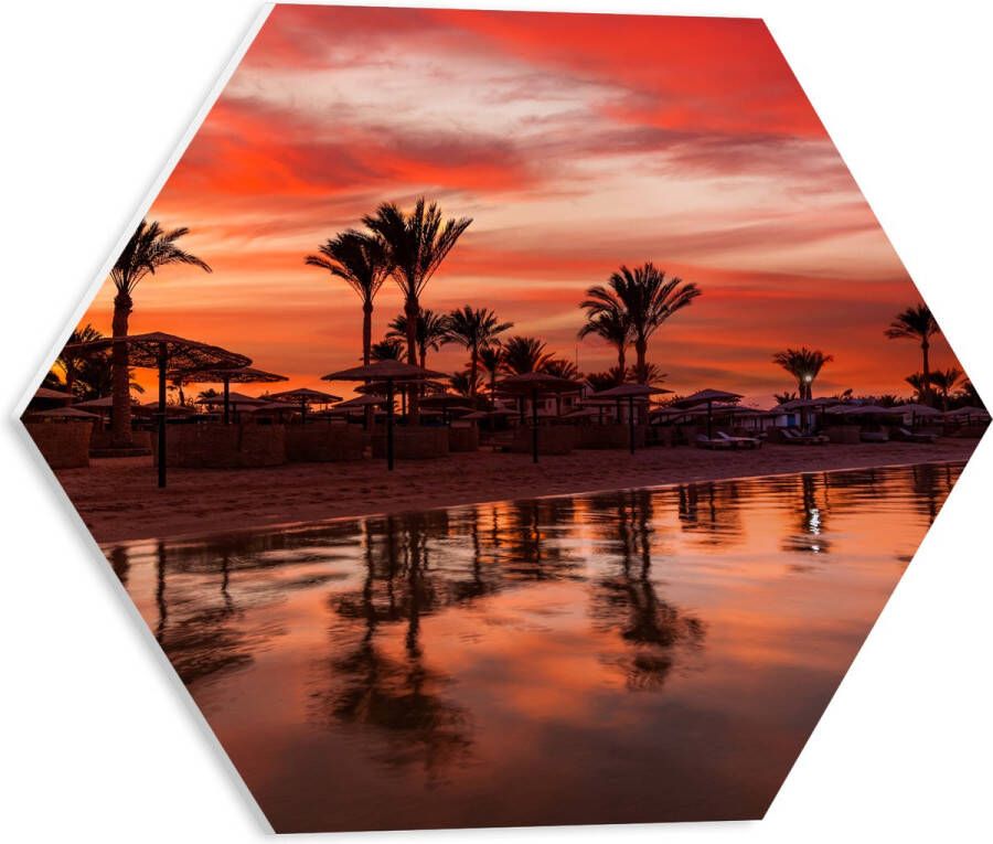PVC Schuimplaat Hexagon Strand Zee Zonsondergang Parasols Palmbomen 40x34.8 cm Foto op Hexagon (Met Ophangsysteem)