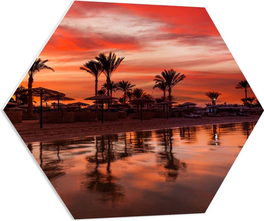 PVC Schuimplaat Hexagon Strand Zee Zonsondergang Parasols Palmbomen 70x60.9 cm Foto op Hexagon (Met Ophangsysteem)