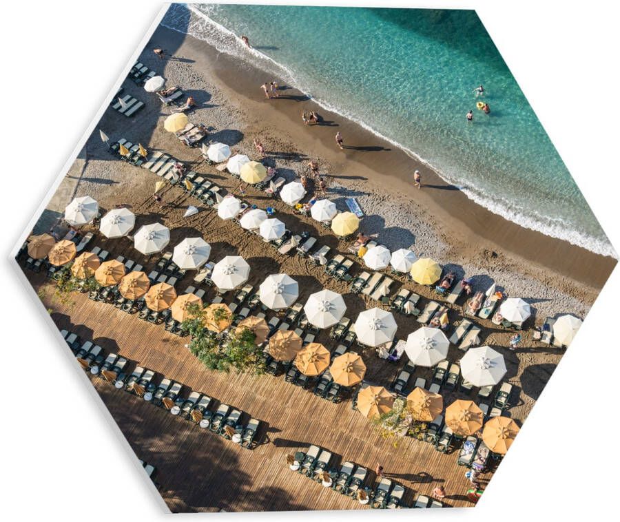 PVC Schuimplaat Hexagon Zee Strand Bedjes Parasols Water Hout Mensen 30x26.1 cm Foto op Hexagon (Met Ophangsysteem)