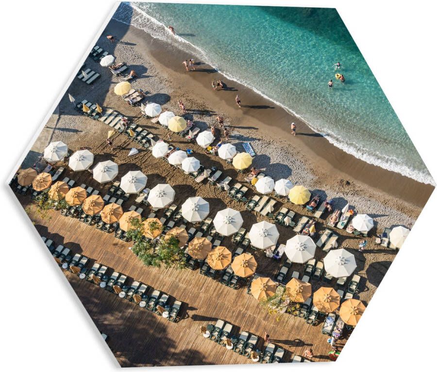 PVC Schuimplaat Hexagon Zee Strand Bedjes Parasols Water Hout Mensen 40x34.8 cm Foto op Hexagon (Met Ophangsysteem)