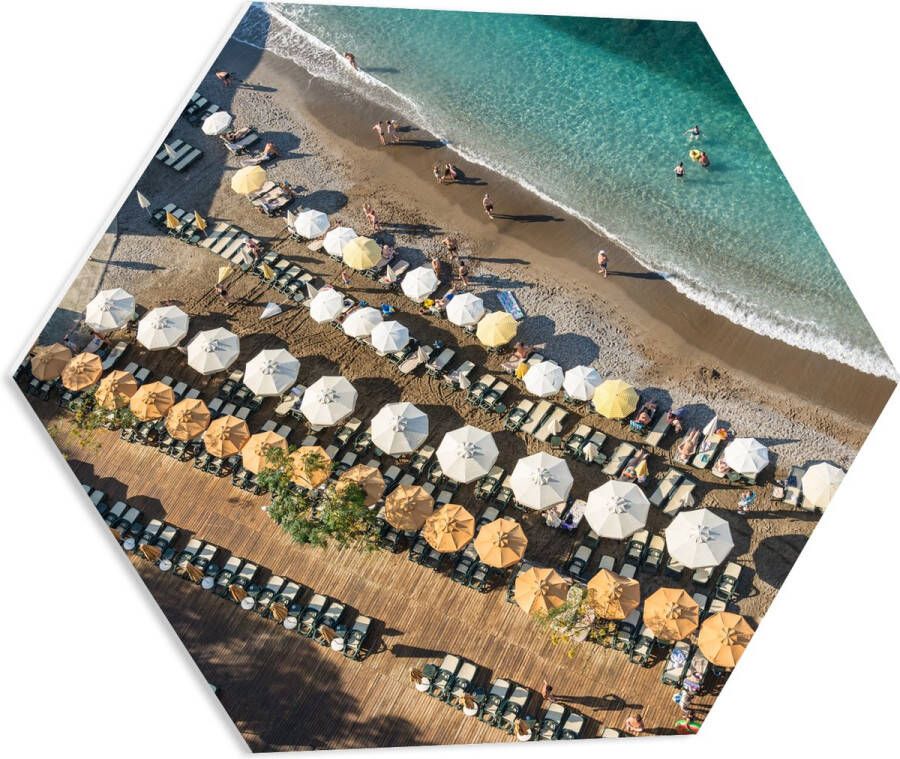 PVC Schuimplaat Hexagon Zee Strand Bedjes Parasols Water Hout Mensen 60x52.2 cm Foto op Hexagon (Met Ophangsysteem)