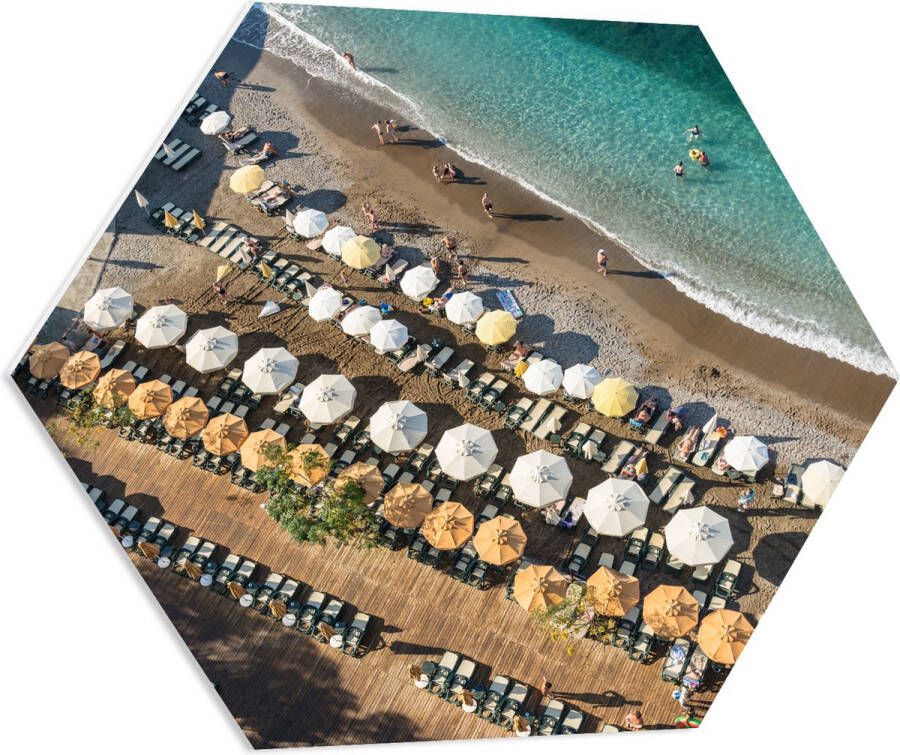 PVC Schuimplaat Hexagon Zee Strand Bedjes Parasols Water Hout Mensen 80x69.6 cm Foto op Hexagon (Met Ophangsysteem)
