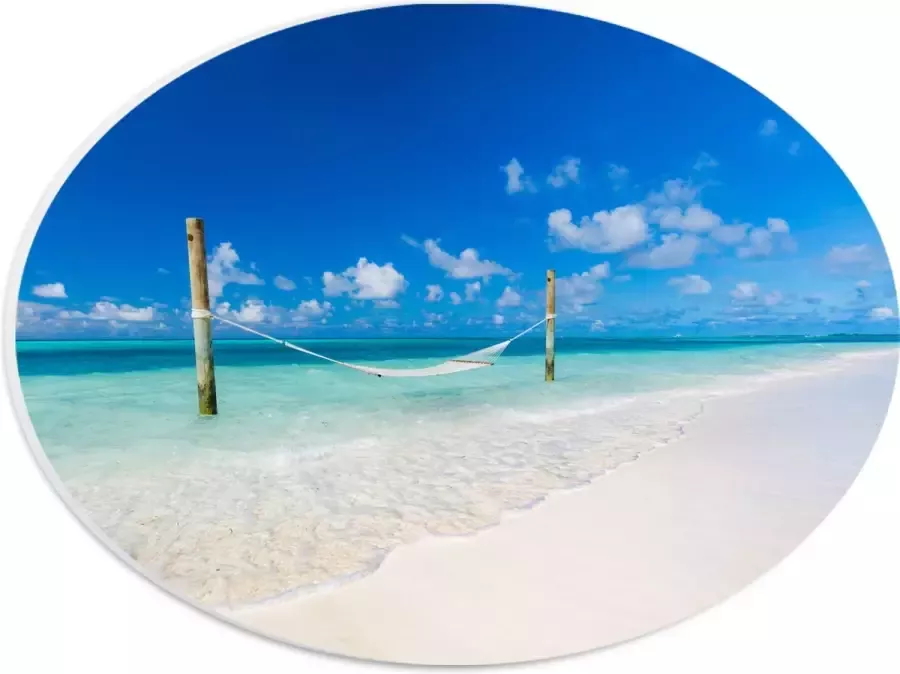 PVC Schuimplaat Ovaal Hangmat boven Aankomende Golven op Wit Tropisch Strand 28x21 cm Foto op Ovaal (Met Ophangsysteem)