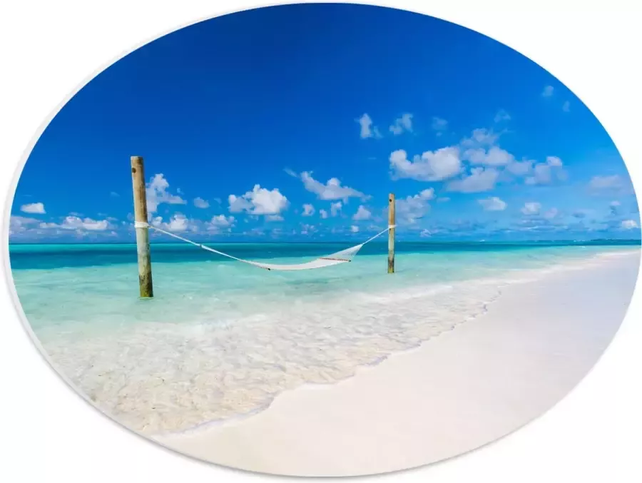 PVC Schuimplaat Ovaal Hangmat boven Aankomende Golven op Wit Tropisch Strand 40x30 cm Foto op Ovaal (Met Ophangsysteem)