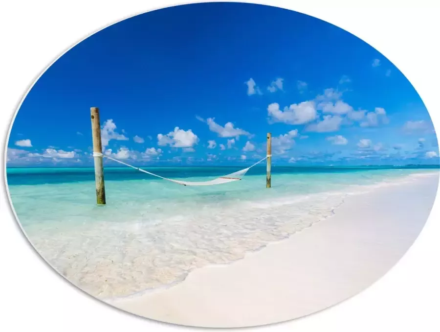 PVC Schuimplaat Ovaal Hangmat boven Aankomende Golven op Wit Tropisch Strand 68x51 cm Foto op Ovaal (Met Ophangsysteem)
