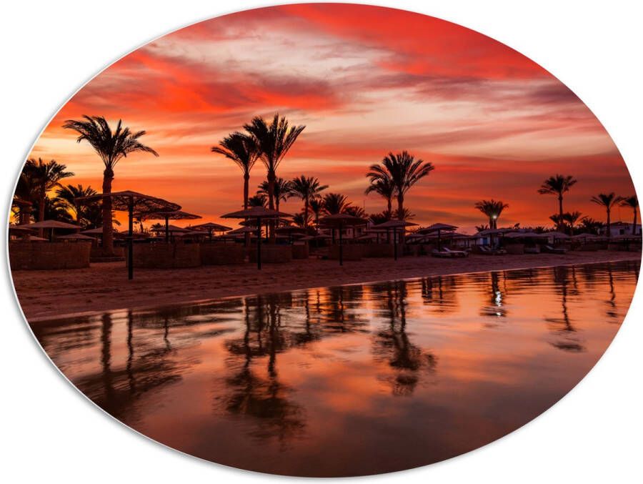 PVC Schuimplaat Ovaal Strand Zee Zonsondergang Parasols Palmbomen 108x81 cm Foto op Ovaal (Met Ophangsysteem)