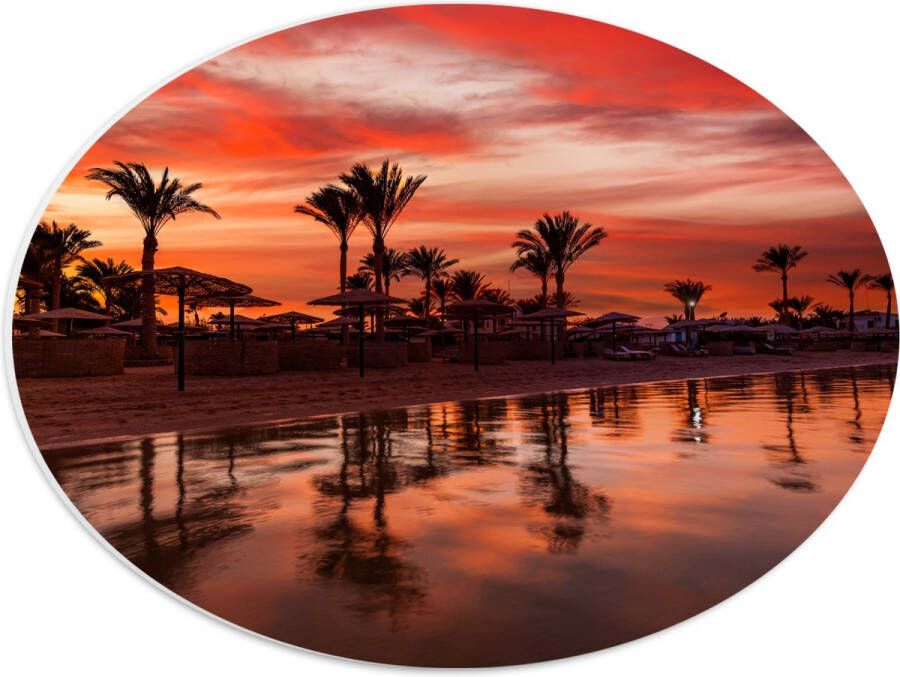 PVC Schuimplaat Ovaal Strand Zee Zonsondergang Parasols Palmbomen 40x30 cm Foto op Ovaal (Met Ophangsysteem)